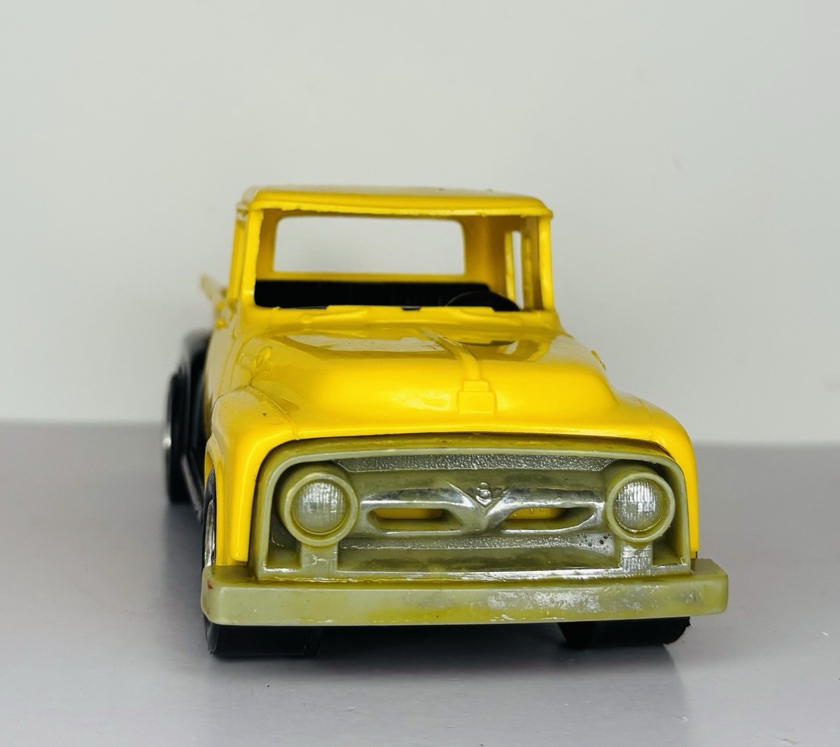toytoy気まぐれ縁リース　黄色　イエロー VINTAGE STROMBECKER PLASTIC 1956 FORD PICKUP TRUCK YELLOW | eBay