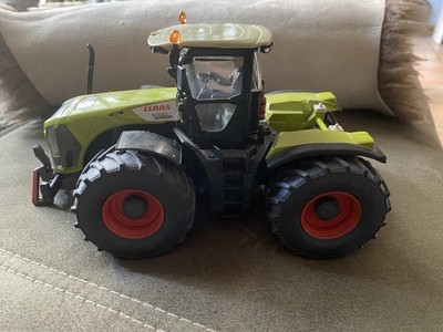Siku Farmer 3271 Claas 5000 XERION Trac mit Fahrer, Vitrinenmodell
