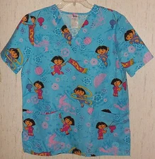 EXCELLENT WOMENS NICK JR. "DORA the EXPLORER" PRINT SCRUBS TOP  SIZE S