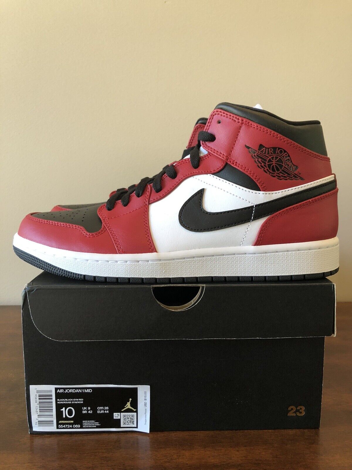 Jordan 1 Mid Chicago Black Toe Gym Red 