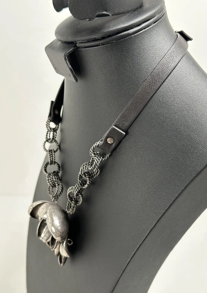 Fossil Choker 18.5 英寸项链大号 2 英寸高银色花朵皮革绳链 — 第 3/4 张图片