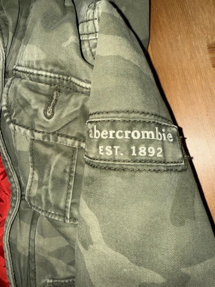 Chaqueta Camuflada Resistente Abercrombie & Fitch Roja Aislada Con Capucha Niños Talla Pequeña Foto 3 de 4