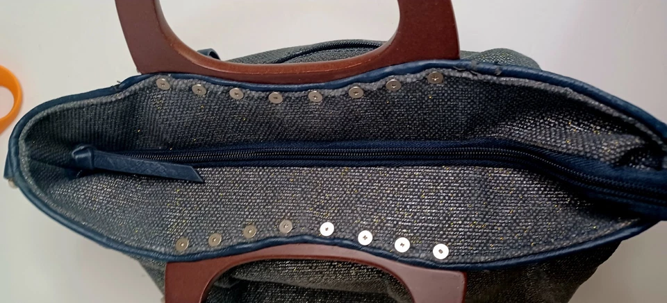 Bolso de mano Hobo de tela brillante gris pizarra naturalizador con asas de madera  Foto 4 de 4