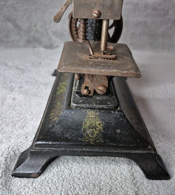 ANCIENNE MACHINE À coudre jouet enfant marque BABY avec lumière. EUR 20,00 - FR