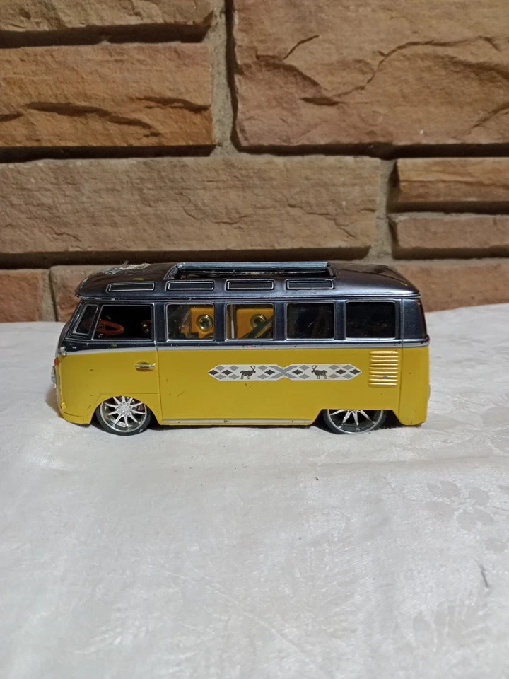 Maisto 1:25 Die-Cast Premiere DC Volkswagen Van Samba Yellow - Image 3 of 4