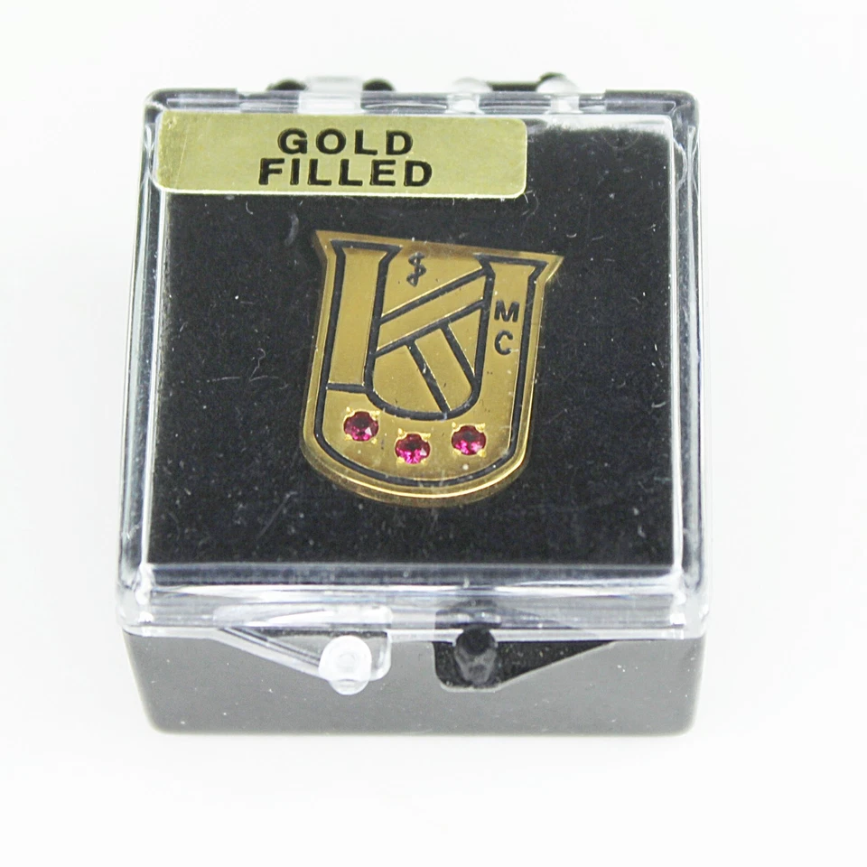 Pin de servicio de centro médico de la Universidad de Kansas curtidor OC oro de 10 k con 3 rubíes Foto 4 de 4