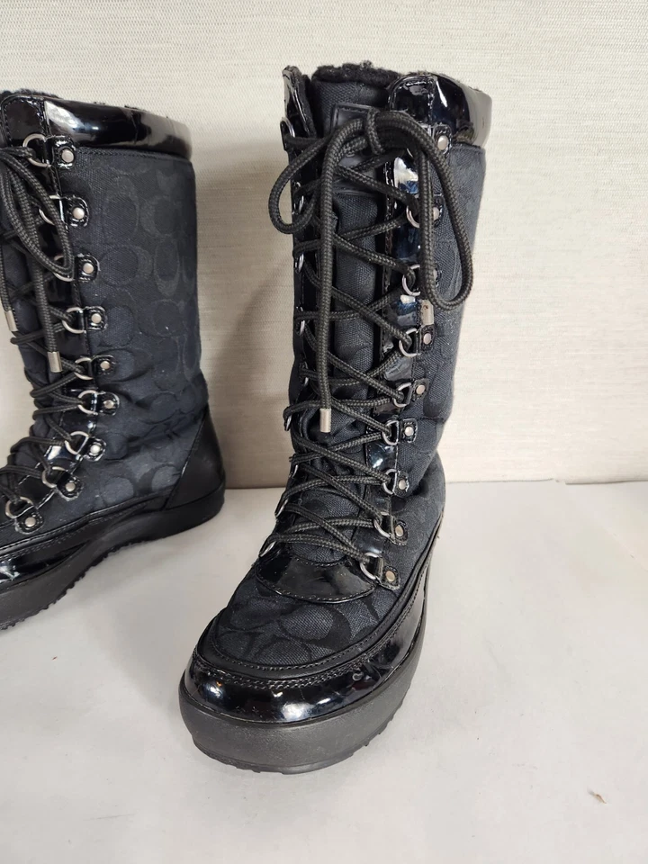 Botas de invierno Coach Peggey negras para mujer talla 7 logotipo C charol ribete con cordones Foto 2 de 4