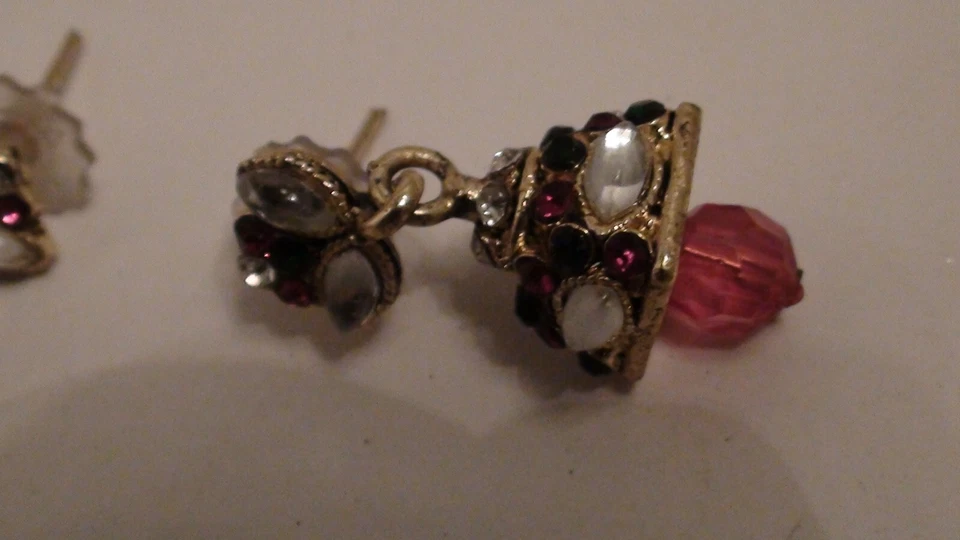 Pendientes perforados en forma de campana multi piedras marca M en respaldo de plástico Foto 3 de 4