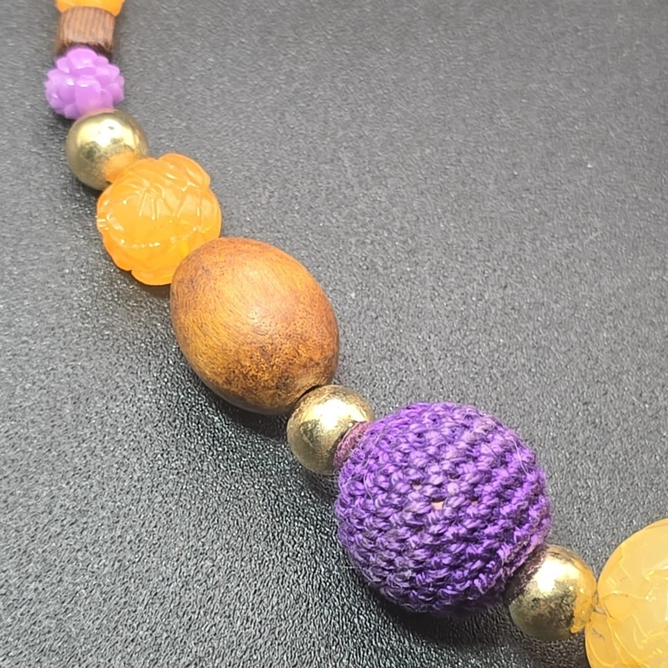 Colar de contas Tarina Tarantino Lucite madeira roxa flor tom dourado etiqueta 16"-19" - Imagem 4 de 4