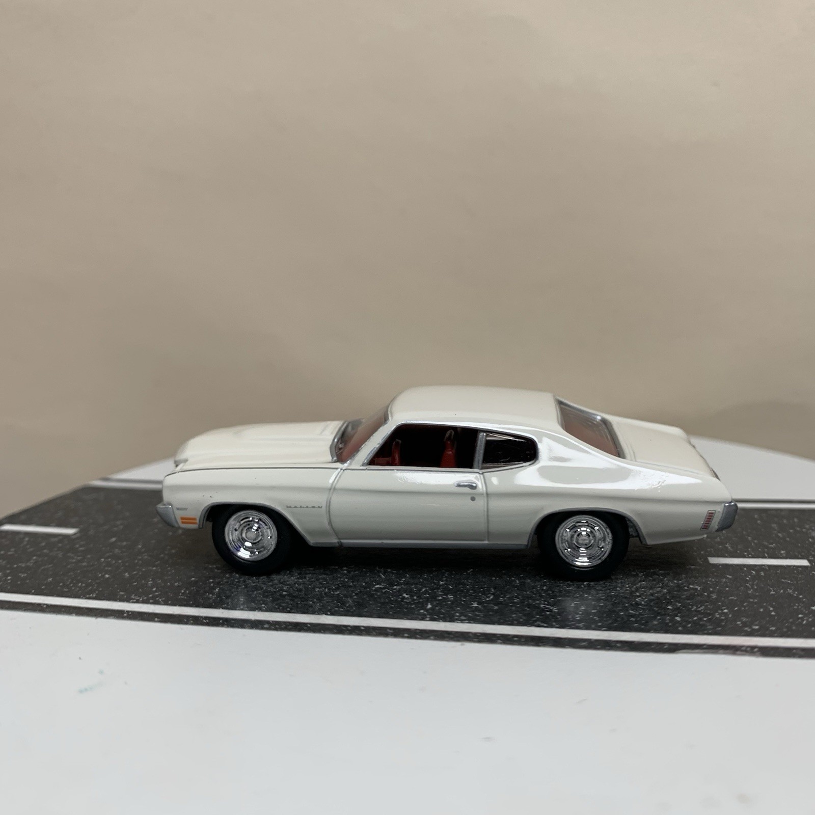 Johnny Lightning Muscle Cars USA 1970 Chevy Malibu Chevelle White 1:64 Scale NM