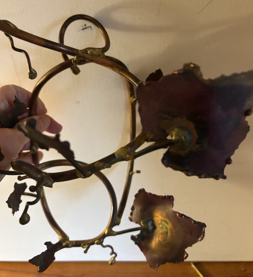 Soporte de vino firmado hecho por artista cobre metal antorcha corte hoja de uva montaje en pared Foto 3 de 4