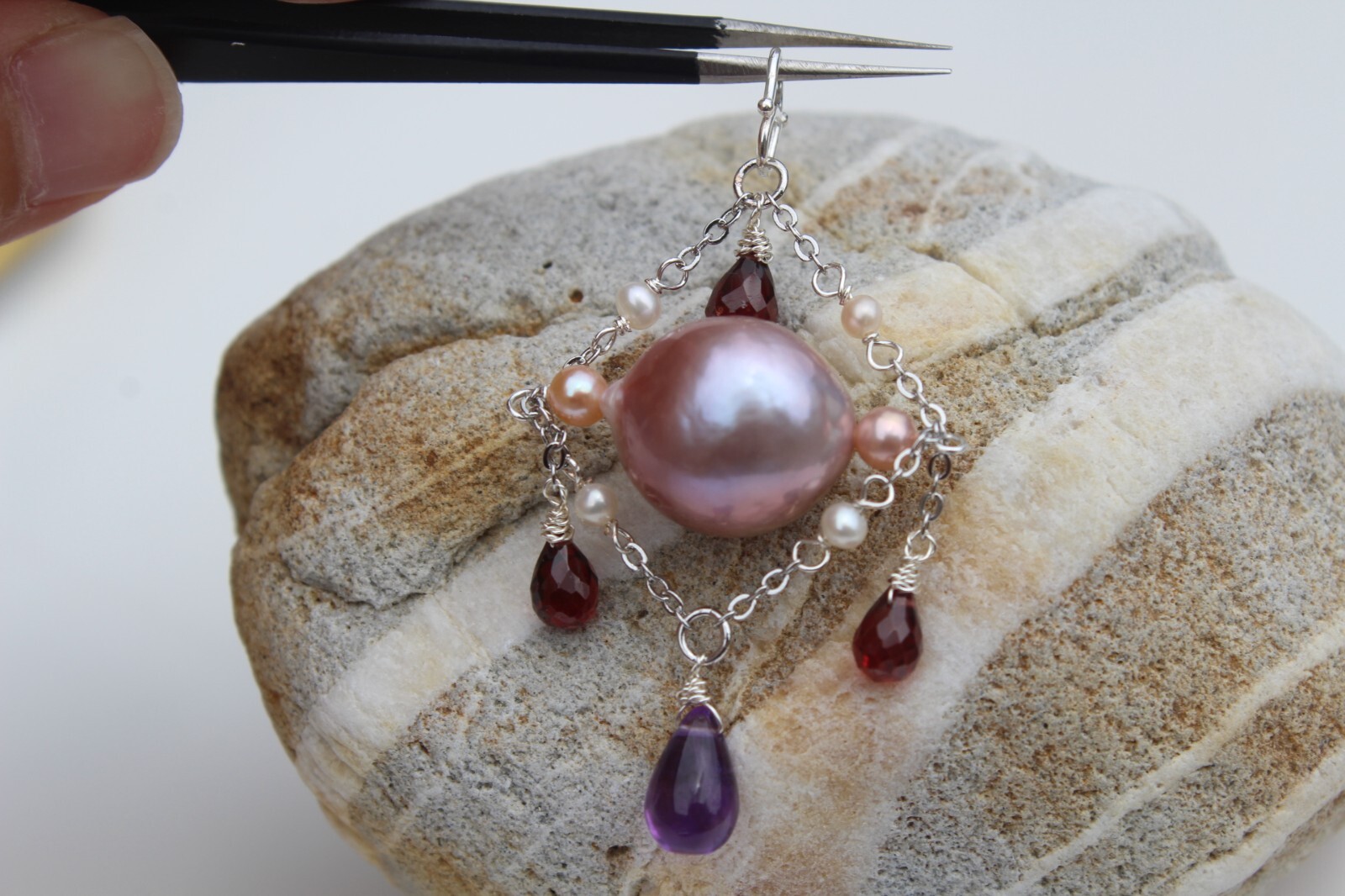 Collier perle d'eau douce et améthyste en argent pour vos tenues de soirée