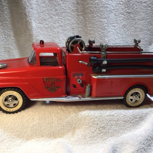 FIRE TRUCK RARE IN THIS CONDITION- TONKA 18”  1963 SUBURBAN PUMPER