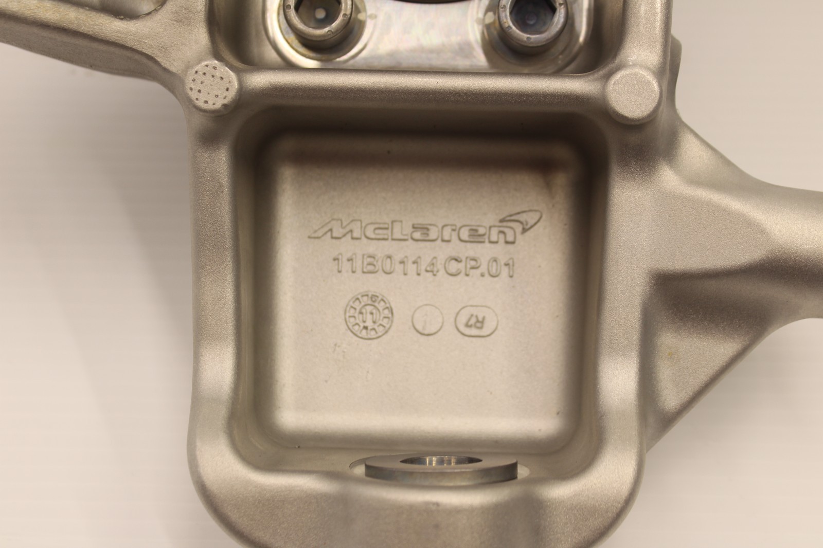 McLaren MP4-12C Front Right Steering knuckles Set P/N 11B0114CP