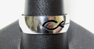 Anillo de acero inoxidable con pez grabado, simbolo cristiano