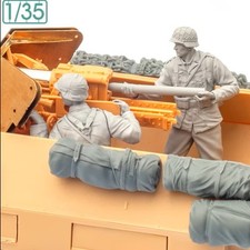 1/35 WWII German Sd.Kfz.251/22 Crew 2 Figures Unpainted Unassembled