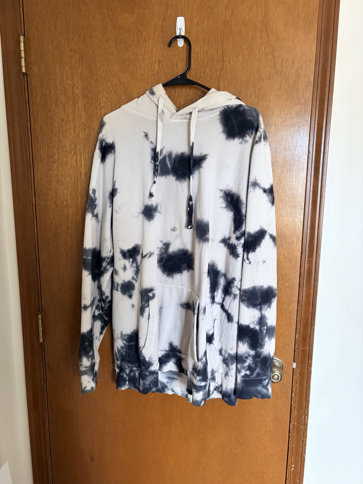 No Boundaries Size L Oversized Marble/ Paint Pattern Black And White Hoodie