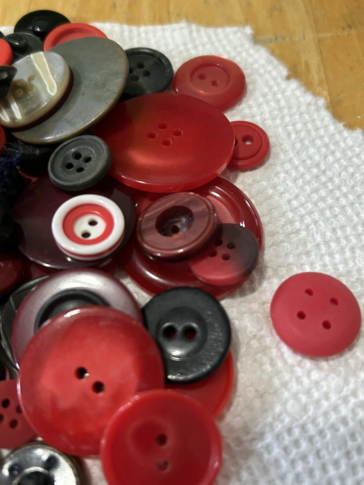 Lote De Colección De 160+ Botones Rojo Blanco Rosa Marrón Varios Tipos Artesanía Costura Foto 4 de 4