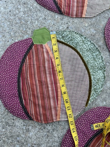 4 Quilted Pumpkin Shaped Placemats Autumn Fall Harvest Thanksgiving Halloween  - Foto 7 di 7
