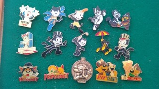 lot de pin's sur Felix le chat