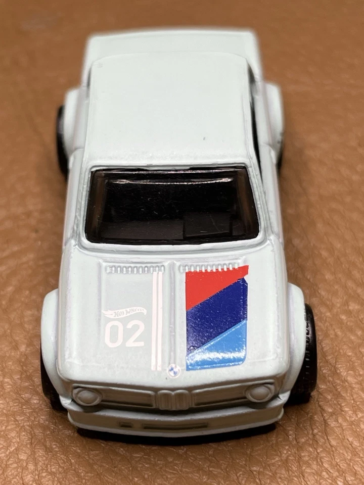 BMW PROTOTIPO HOT WHEELS 2002 OfF 70’S VS 90’S 2025 TAMPO COMPLETO HACIA ATRÁS Y MT Foto 3 de 4