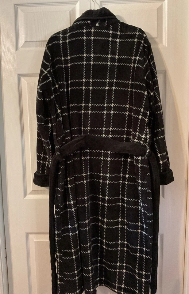 Claiborne Sleepwear Men’s Fleece Black Plaid Robe One Size Ties Cozy - Image 4 of 4