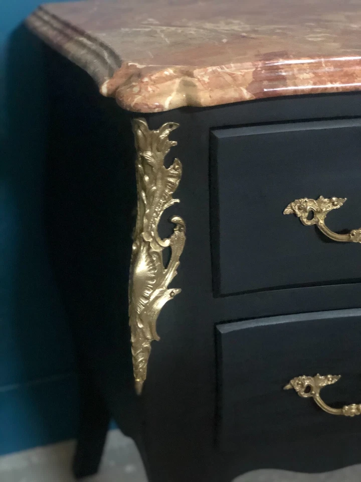 Commode style Louis XV galbée noir mat et ornement bronze doré années 50 - Photo 4/4