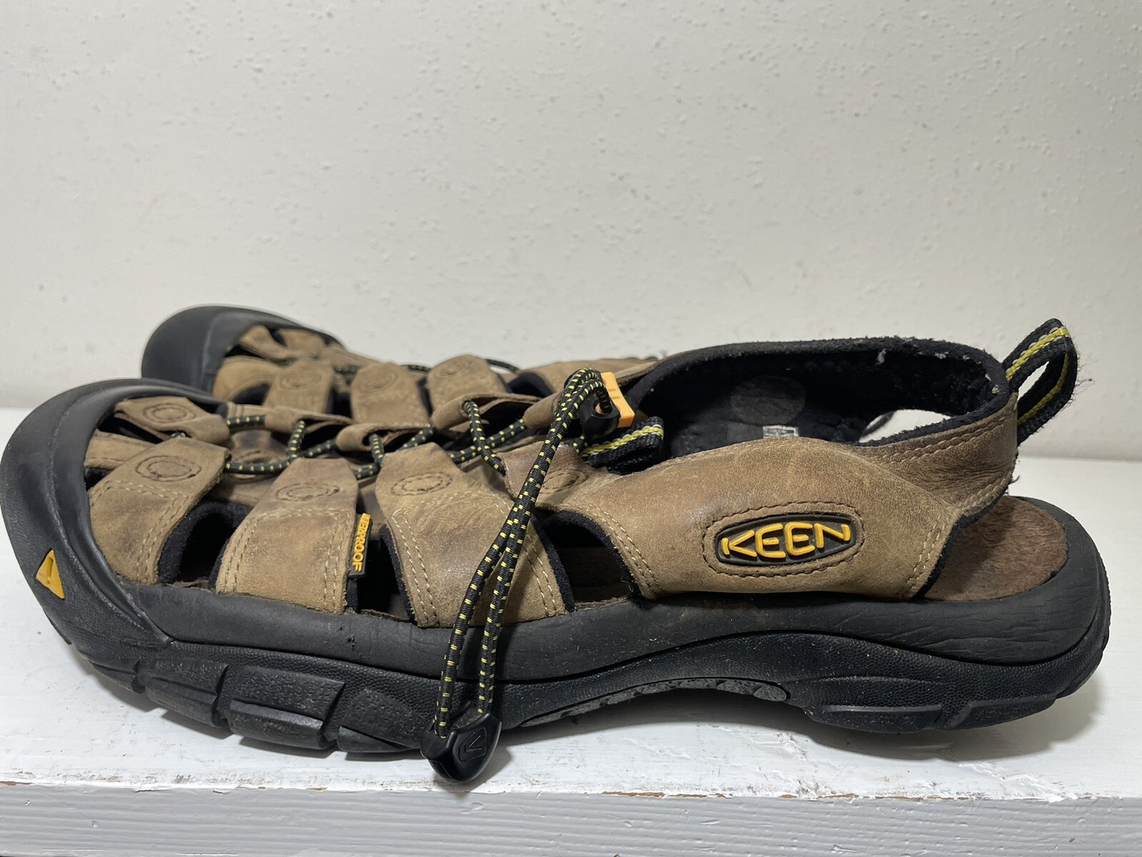 Sandali da trekking sportivi impermeabili in pelle marrone KEEN Newport H2 da uomo taglia 10 10 5