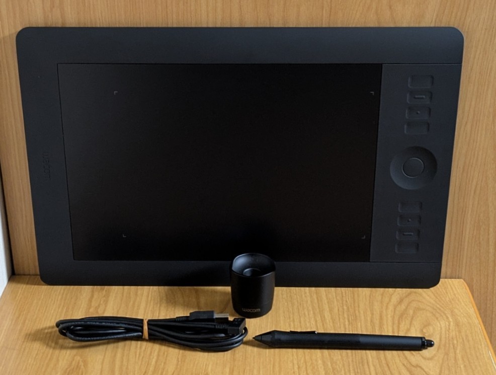 ペンタブレット　値下げ　WACOM Intuos5 Touch/Medium PTH-650 ワイヤレス付き Wacom PTH-650 Intuos5 Medium Professional Pen & Touch Tablet