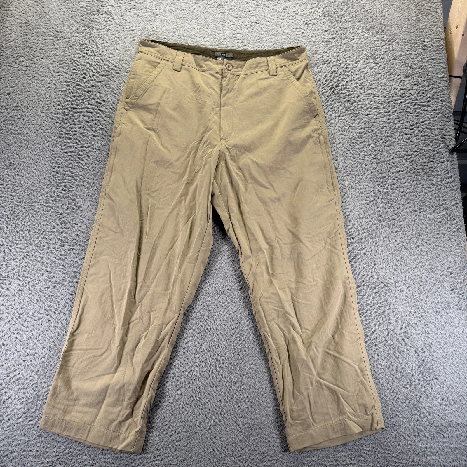 REI Pant Mens 36x28 Beige Nylon Windbreaker Straight Leg Hiking Gorpcore Travel