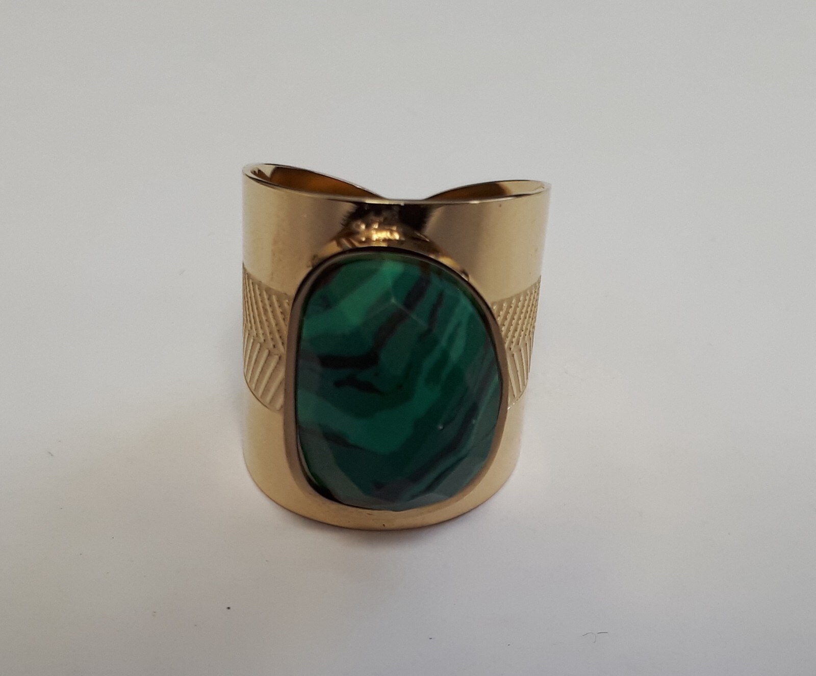 Bague ajustable doré d'exception ornée d'une pierre vert de haute joaillerie fantaisie