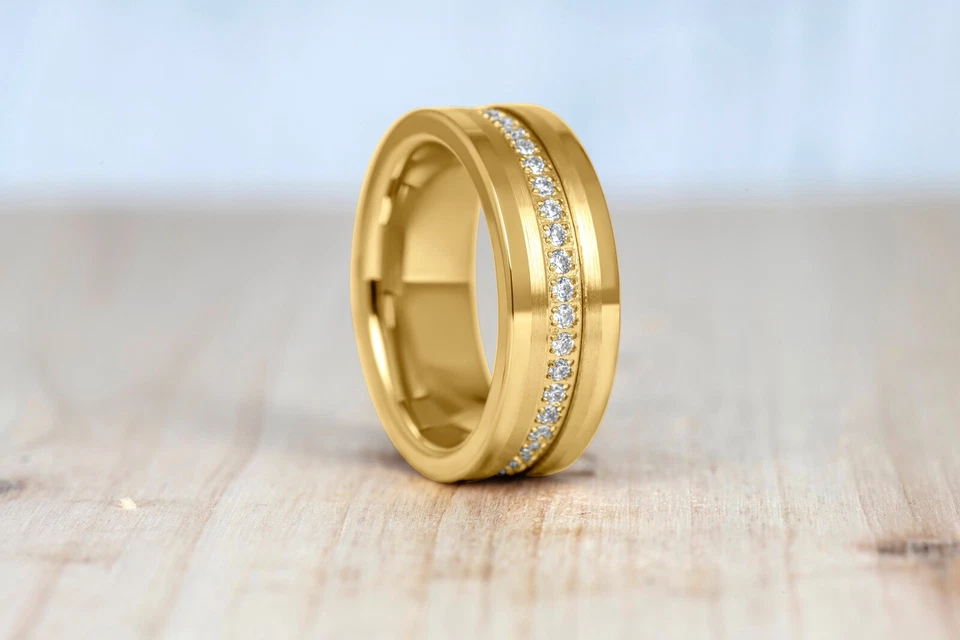 Anillo de tungsteno de eternidad cepillado centro amarillo incrustación anillo de boda para hombre alianza para hombre Foto 3 de 4