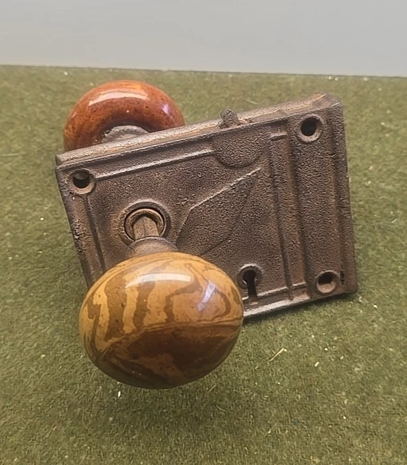 Antiguo juego de perillas de puerta con cerradura de mortaja de colección porcelana marrón tigre remolino mármol años 1800 Foto 3 de 4