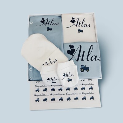 PERSONALISIERTER Traktor Schlafanzug Strampler Geschenkbox Baby Junge Mütze Lätzchen & Fäustlinge Set