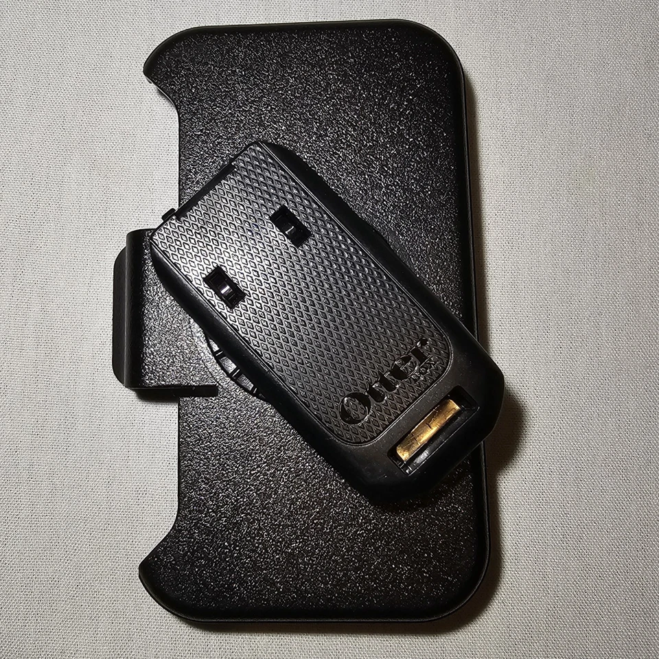 Funda de teléfono Defender Series OTTER BOX *SOLO* para iPhone 4 y 4S ajustable usada en excelente estado Foto 4 de 4