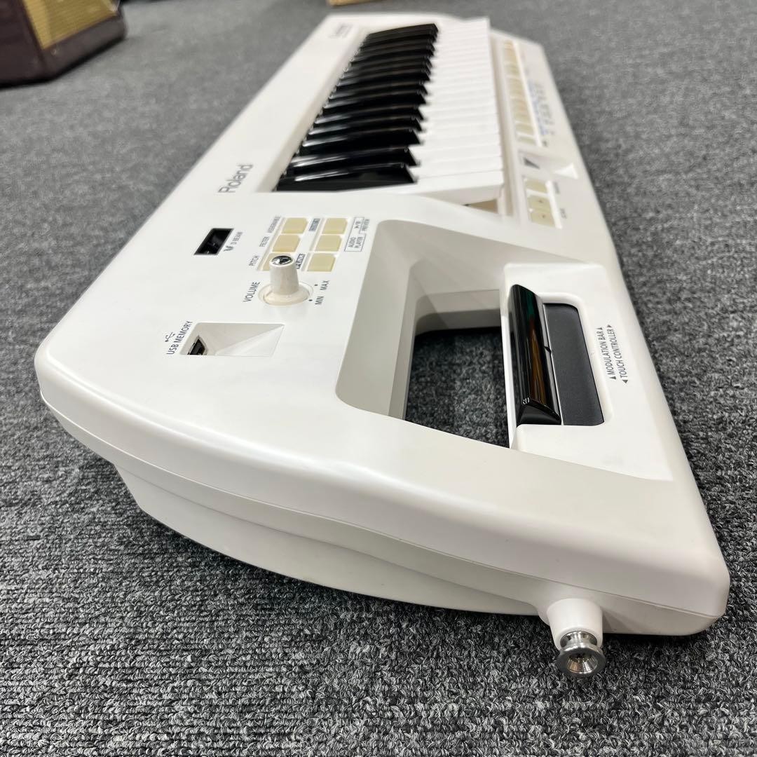 Roland シンセサイザー Lucina AX-09 ショルダーキーボード Roland AX-09 Lucina Shoulder Keyboard Synthesizer Pearl White 37