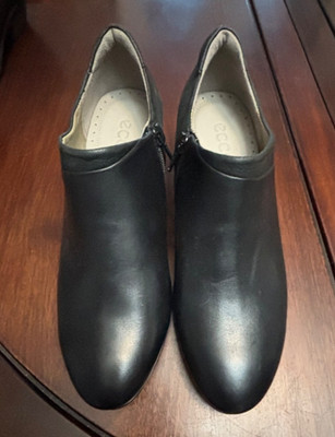 Ecco Women's Sculptured 45 Ankle Black  Leather  Boots Side Zip Size 38