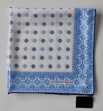 Turnbull & Asser quadrato da tasca in seta arrotolato a mano. Bianco e blu. Condizioni nuove.