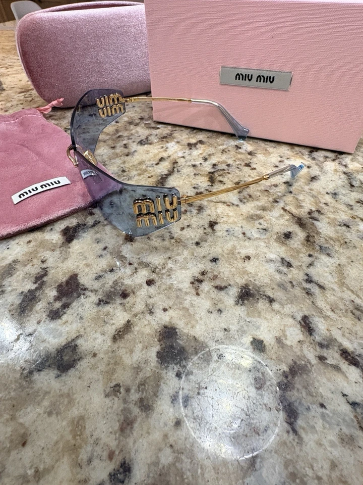 Gafas de sol para mujer Miu Miu A51S ZVN90O azules y doradas Foto 3 de 4