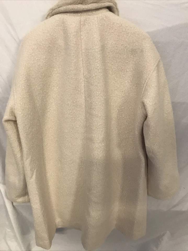 Isaac Mizrahi Live! Abrigo Boucle con cuello de piel sintética - Crema (L) a551575 -- Foto 4 de 4