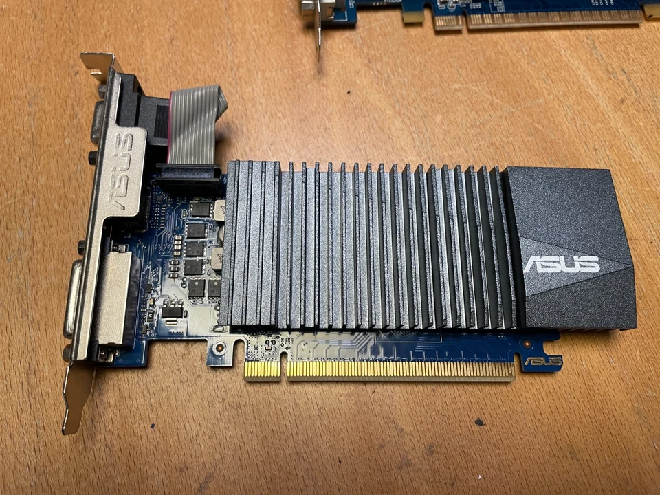 Joblot 3 x 1GB Graphics Cards ASUS GeForce GT 710 1GB DDR5 GT 730 EX GT640 LP - Image 3 of 4