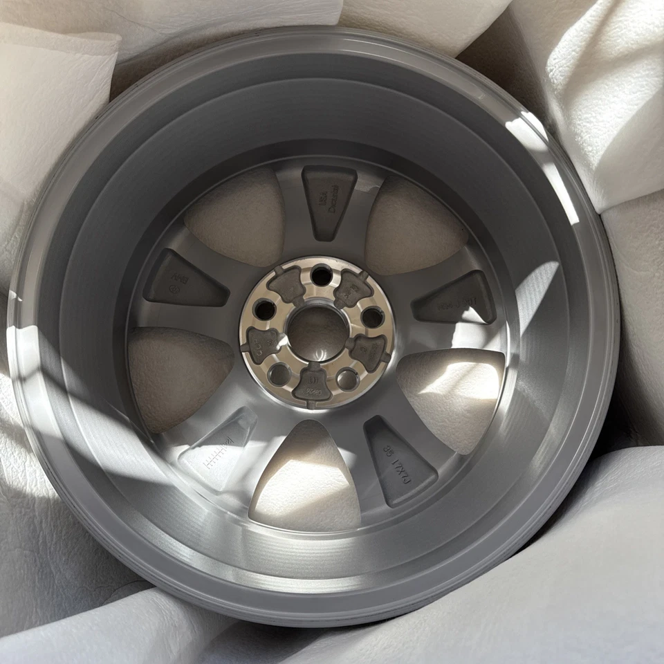 Llanta de repuesto de aleación de 17"x7" 426110R560 para Toyota RAV4 2019-2024 plateada Foto 2 de 3