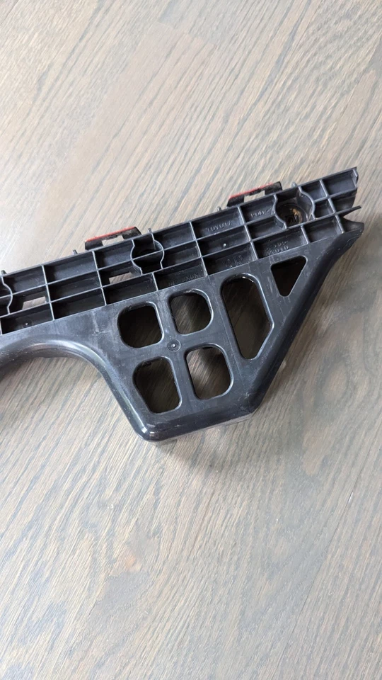 Soporte parachoques trasero derecho Toyota Prius V 12 13 14 15 16 17 52155-47010 Foto 2 de 4