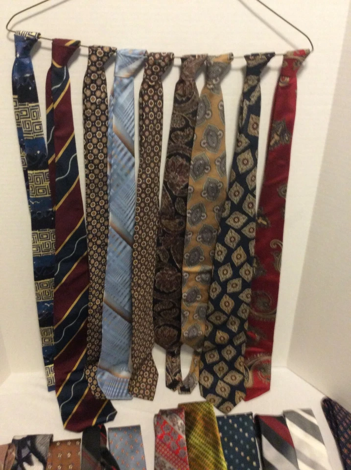 Lot of 22 Older Men's Ties + 2 Matching Handkerchiefs - Image 3 of 4