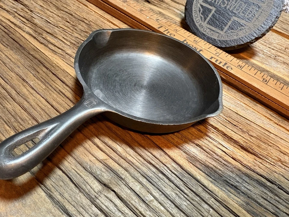 Sartén Griswold de hierro fundido #0 con logotipo de bloque grande con anillo térmico MARCAS DE MOLINO DE FÁBRICA Foto 4 de 4