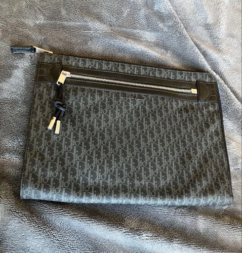 Pochette Christian Dior gris foncé logo taille A4 doublure daim noir occasion
