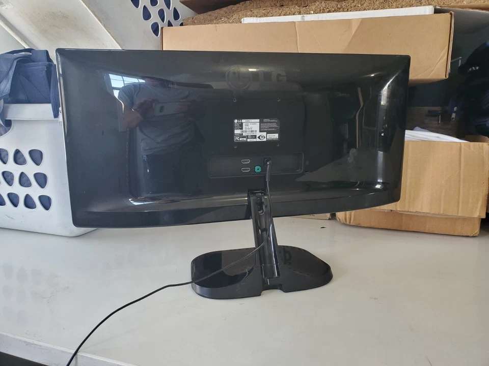 LG 25" UltraWide FHD IPS LED Monitor **BROKE Menu Button, but screen works as is - Image 3 of 4