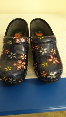Dansko XP  Womens Size 37 Patent Leather Nursing Clogs Floral