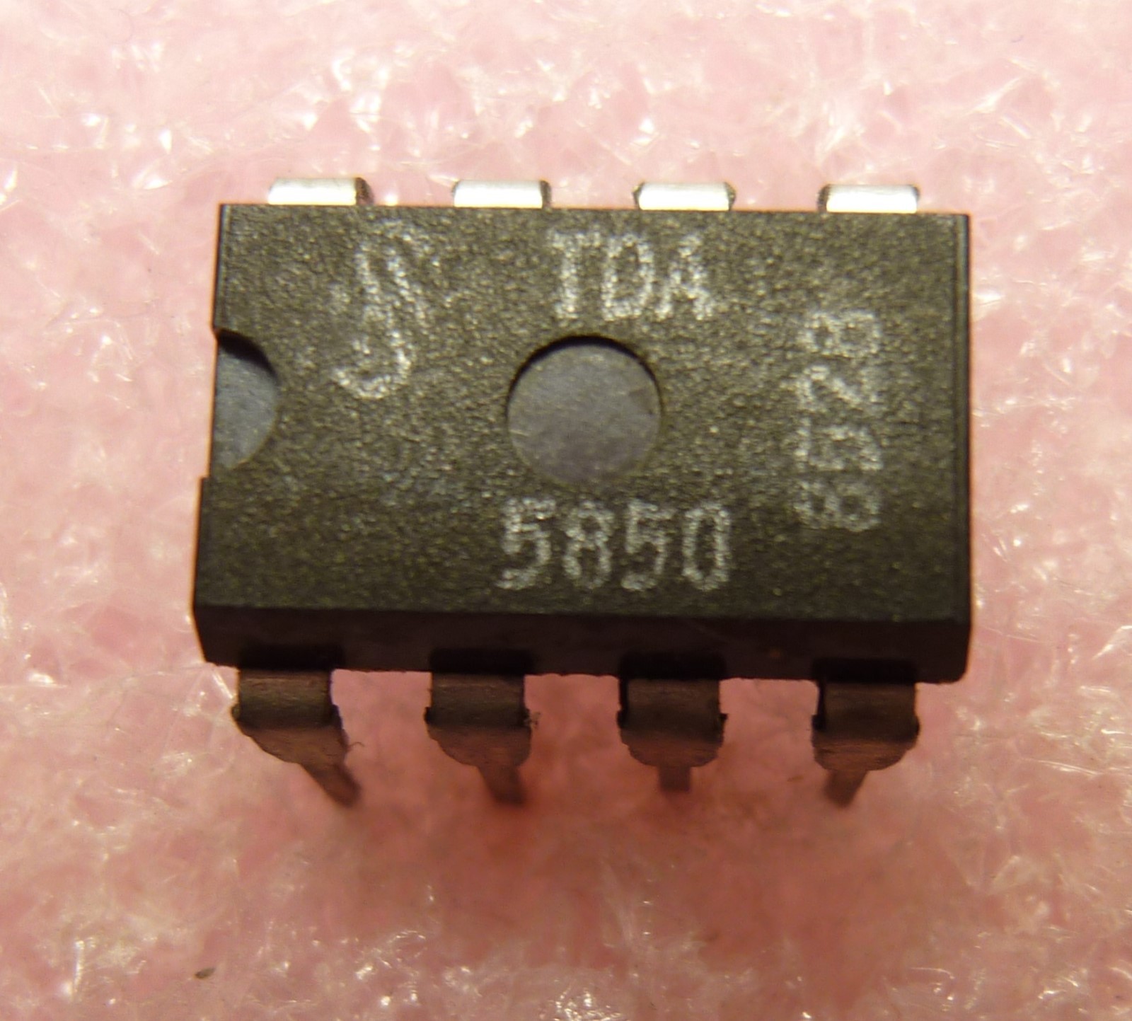 Микросхема переключатель. Переключатель на микросхеме. 3932 Микросхема. 6853 Транзистор. Микросхема ва 10324.