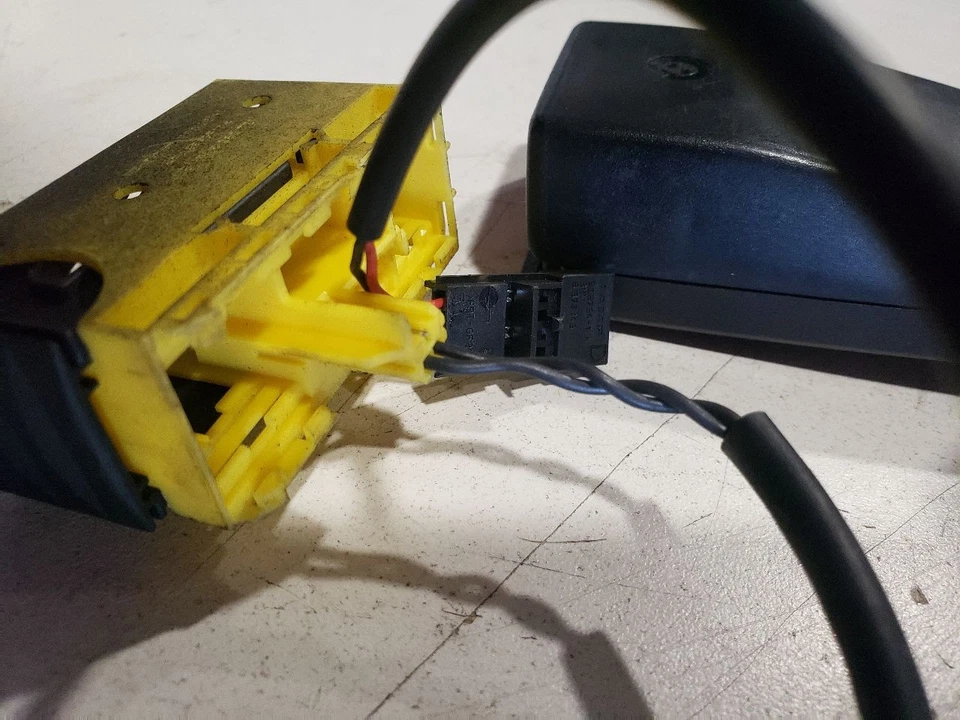 Right Front Seat Belt Buckle - 2001 BMW 330CI E46 Coupe - Fits 01-06 OEM 8257790 - Image 3 of 4